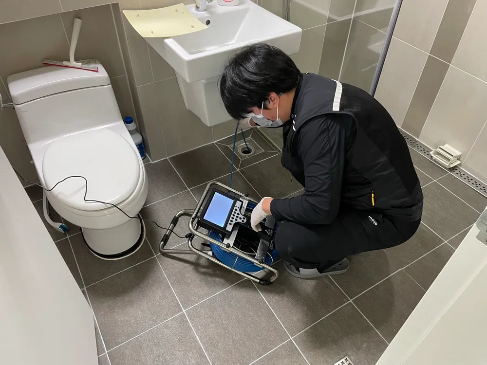 욕실바닥 막힘으로 배수 역류문제 해결