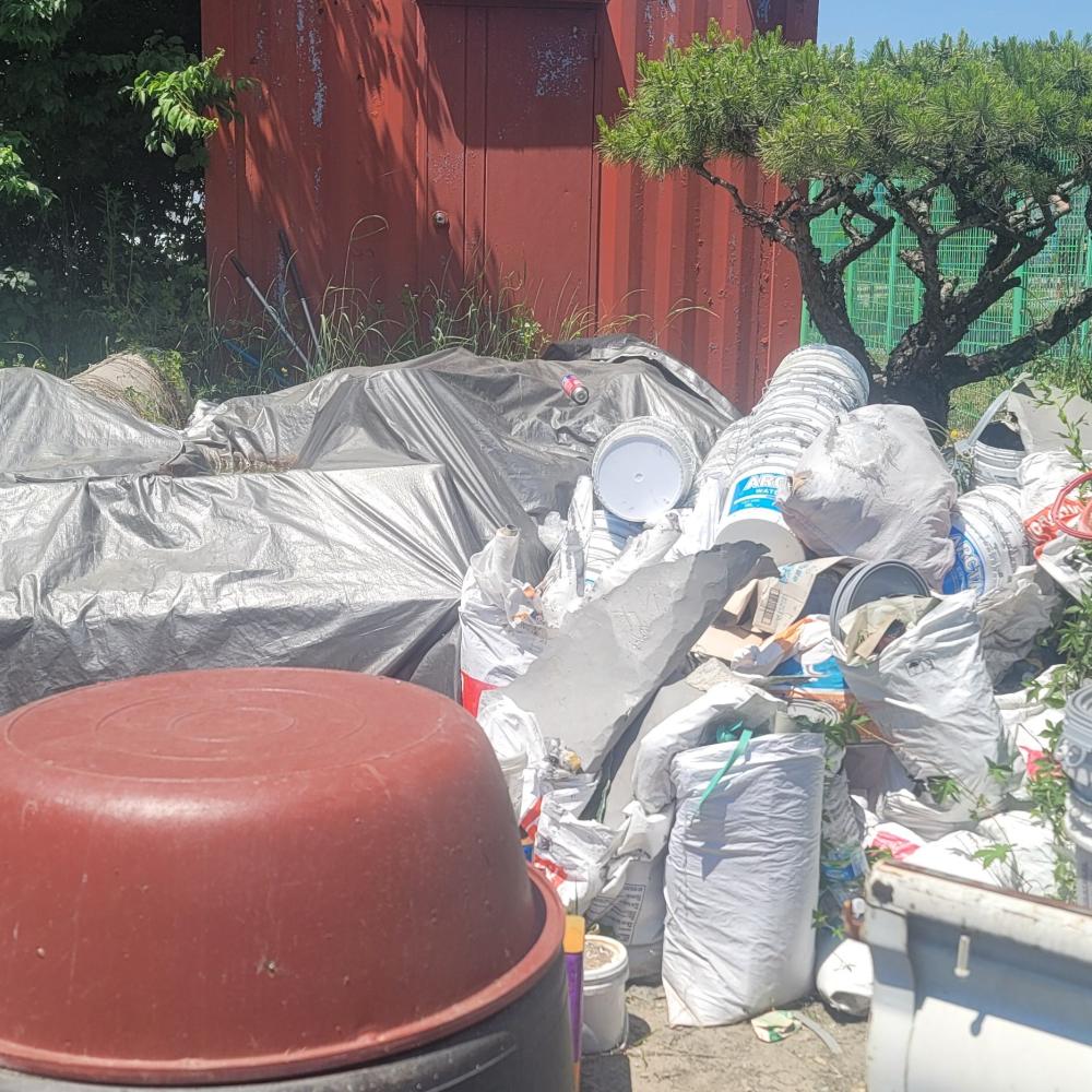 천막 밑에 숨겨져 있던 폐기물까지 전부 정리했습니다