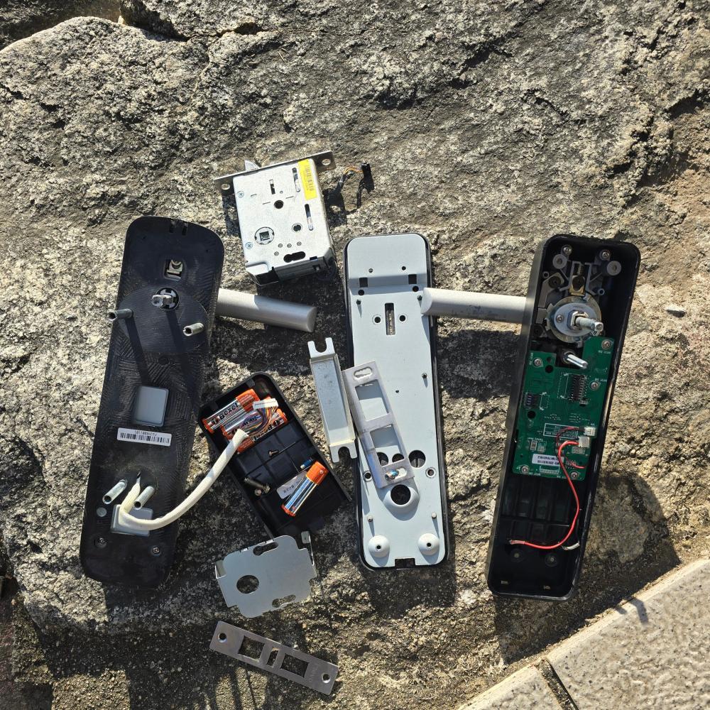 도어락 및 보조키 작업 사진.