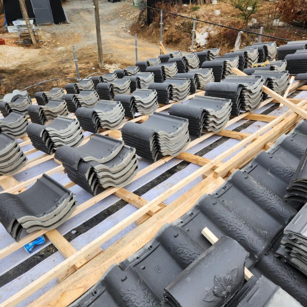 시멘트기와 지붕공사 현장입니다