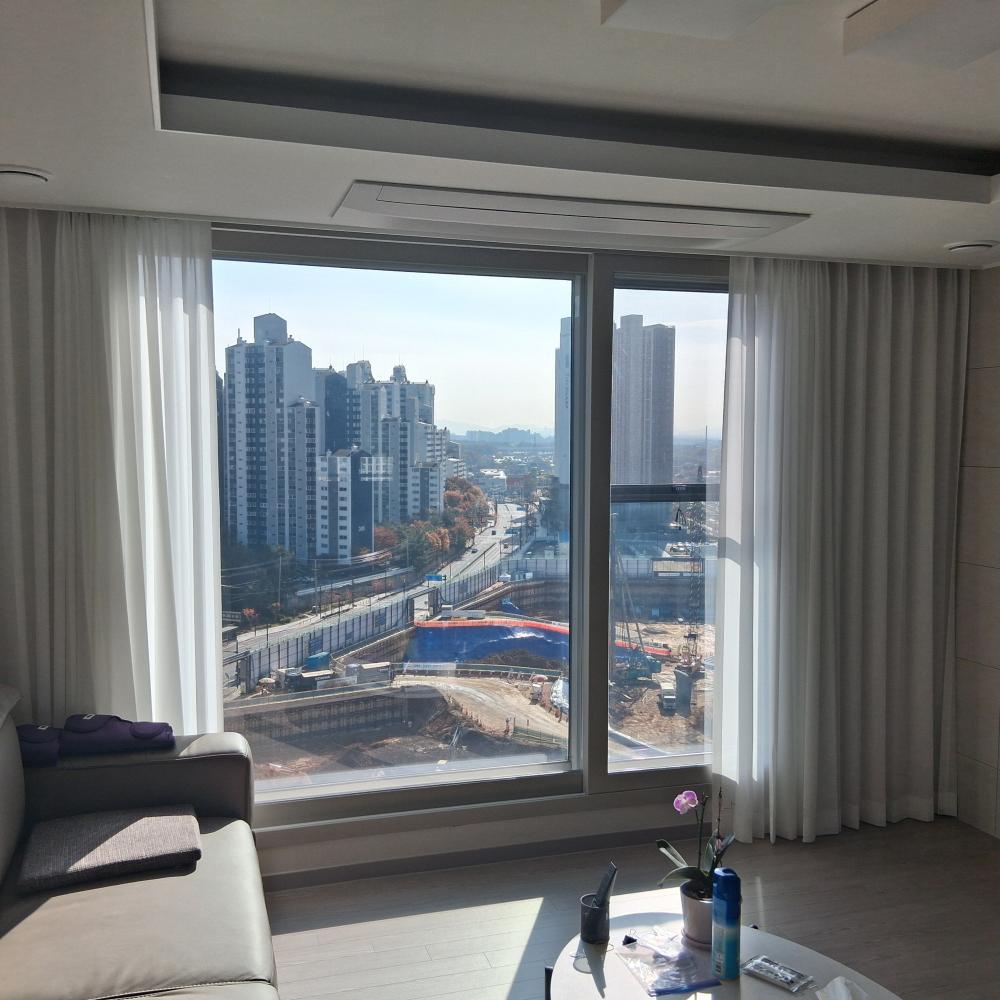 커튼 블라인드.